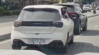 Prospektdə təhlükə: Azyaşlılar maşının pəncərəsindən başlarını çölə çıxardı   - VİDEO