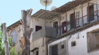 Bakıda dövlətin icazəsi olmadan yaşayış binası sökülür  - VİDEO