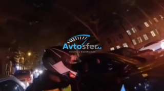 Bahalı maşın sürücüsü motokuryerə “dəymə, cızarsan” dedi, dava düşdü - VİDEO 