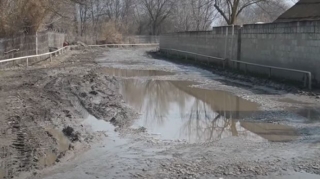 Dizə çatan palçıq və dərsə gedən bir uşaq: Ucar yollarından VİDEOREPORTAJ 