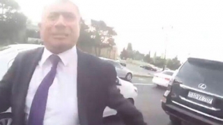 Motosiklet sürücüsünü döyən məmur məhkəmə qarşısına çıxarıldı - HƏBS QƏRARI VERİLDİ