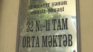 Məktəb direktorunun müəllimlərdən pul tələb etdiyi iddia edilir  - VİDEO