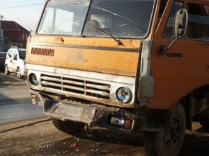 Xaçmazda “KamAZ” minik avtomobili ilə toqquşub