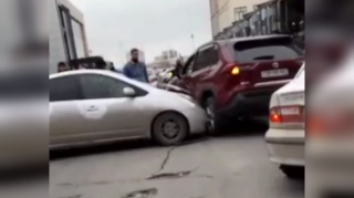 Bakıda "Prius"la "RAV4" toqquşdu: Xanım sürücü çətin vəziyyətə düşdü - VİDEO