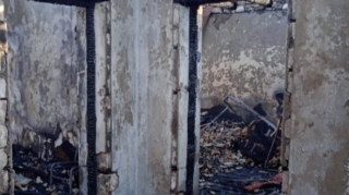 Yevlaxda yaşayış evi yanaraq kül olub  - FOTO