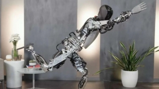 “Tesla” insanabənzər robotunu nümayiş edib 
