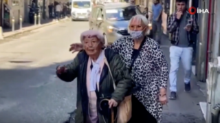 Taksi sürücüləri oksigen aparatına qoşulmuş yaşlı qadını götürmədilər 