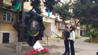 İlqar Mirzəyevin evinin qarşısına xatirə lövhəsi qoyuldu   - FOTO