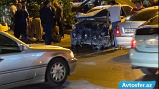 "Mercedes"lə taksi toqquşdu, küçədə tıxac yarandı - FOTO  - VİDEO