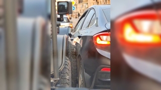 Heydər Əliyev prospektində yolunu azan “Jeep” avtomobili baxın necə sürtdü  - VİDEO