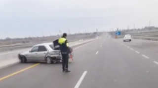 Ələt-Astara yolunda qəza:  "Mercedes" beton arakəsməyə çırpıldı  - VİDEO