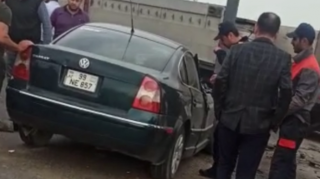 Dairəvi yolda “Volkswagen” “TIR”a girdi; sürücünün qulağından qan gəldi - VİDEO 