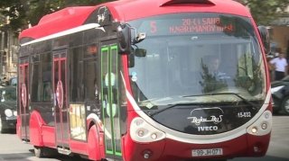 Bakıda sərnişin avtobusu qəzaya uğrayıb, xəsarət alan var 
