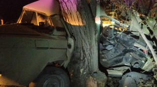 Oğuzda avtomobil ağaca çırpılıb, xəsarət alanlar var  - FOTO - YENİLƏNİB