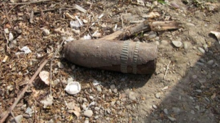 Ermənilərin Dondar Quşçuya atdığı top mərmisi əkin sahəsinə düşüb