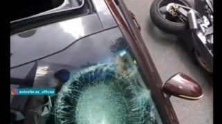Motosiklet sürücüsü ona yol verməyən avtomobilə görün nə etdi  - VİDEO