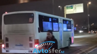 Təkəri deşilən avtobusun sürücüsü sərnişinləri yarı yolda düşürüb uzaqlaşdı – 10-TG-801 - VİDEO 