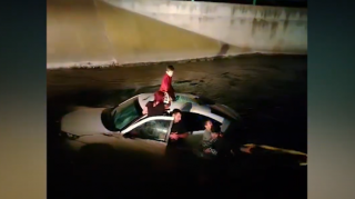 Beyləqanda maşın kanala düşdü - VİDEO