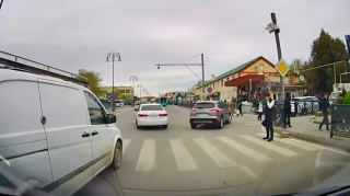 Binədə piyadanın bu hərəkəti sürücüləri çaş-baş salıb əsəbiləşdirdi    - VİDEO