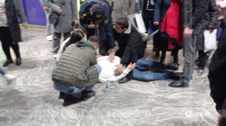 В бакинском метро у пассажира случился эпилептический приступ  - ФОТО