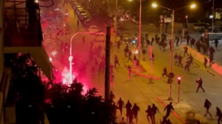 Afina küçələri döyüş meydanına çevrildi  - VİDEO