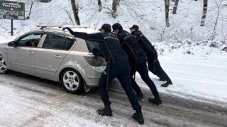 Polis əməkdaşları yolda qalan sürücülərə kömək etdi - FOTO 