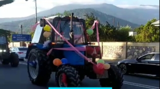 Balakəndə qeyri-adi TOY KARVANI:  gəlini traktorla gətirdilər   - VİDEO