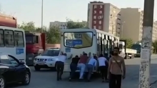 Sahil qəsəbəsində "can verən"  avtobus gündəm oldu - VİDEO
