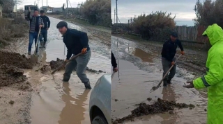 Yolları palçıq bağlayan sakinlər - Bellə təmizləyib hərəkət edirlər - VİDEO 