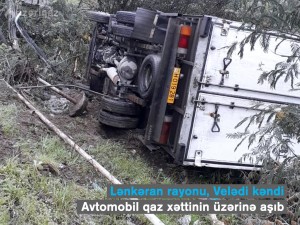 Lənkəranda avtomobil qaz xəttinin üzərinə aşdı - FOTO