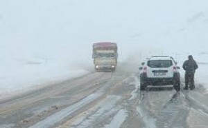 Şamaxıda yollar buz bağlayıb - Maşın aşdı