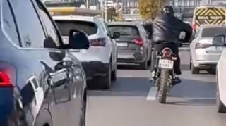 Motosikleti at kimi idarə edən sürücü kameralara yaxalandı – ANBAAN VİDEO 