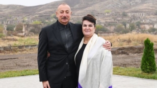 “Dəmir yumruğ”u öpmək istəyən xanəndə DANIŞDI   - VİDEO