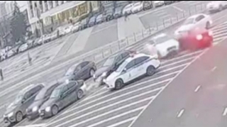 Əks istiqamətə çıxan sürücü sürəti aşıb qabağına çıxanı vurdu - VİDEO 