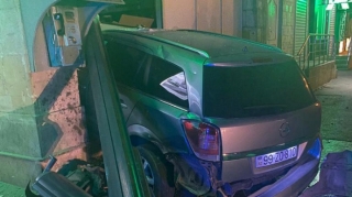 Bakıda qəza zamanı avtomobil obyektə çırpılıb  - FOTO - VİDEO