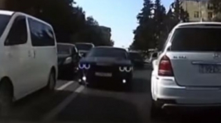 "Mustanq"  sürücüsü qayda pozdu, yolunu kəsib başa saldılar  - VİDEO