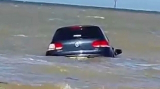 Soçidə sel sərnişinlərlə dolu iki maşını Qara dənizə sürükləndi - VİDEO 