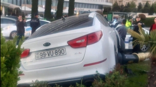 Bakıda QƏZA:   Maşın əvvəlcə betona, sonra dirəyə ÇIRPILDI - FOTO 