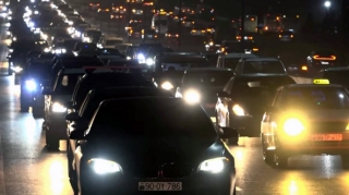 Sumqayıt yolunda zolaqdan sonra vəziyyət necədir? - “Əvvəl 2 saata, indi isə yarım saata çatırıq” - VİDEO 