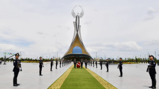 Prezident və ailəsi Daşkənddə Müstəqillik abidəsini ziyarət ediblər - YENİLƏNİB