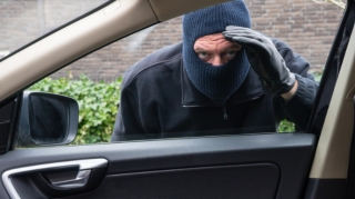 Bakıda avtomobildən 20 000 manat oğurlanıb 