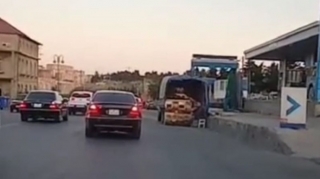 Bakıda yük maşınları yolun hərəkət hissəsini zəbt edib  - VİDEO