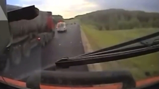 Yük maşını təcili tibbi yardım avtomobilini parçalara ayırdı  - ANBAAN VİDEO