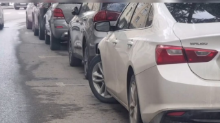 Yola paralel parklanan maşınlardan azı 1 metr uzaq keçmək lazımdır – SÜRÜCÜLƏRƏ TÖVSİYƏ - VİDEO 