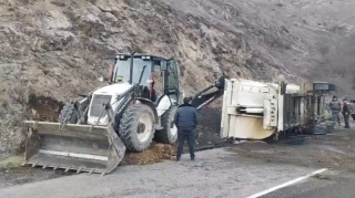 Laçın-Şuşa yolunda yük maşını aşdı;  hərəkət bağlandı - VİDEO 
