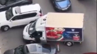 Bakıda “parkovşik” sürücüyə hücum etdi - VİDEO 