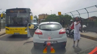 Bıçaqla sürücüyə hücum edən şəxsin üzünə yanğınsöndürən balon püskürdüldü - VİDEO 