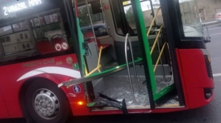 “Bakubus”  avtobusu qəzaya uğradı  - FOTO