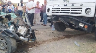 Ələt-Astara yolunda minik avtomobili yük maşınına çırpılıb, yaralılar var 