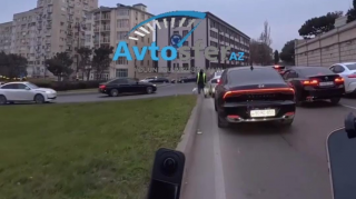Motosiklet sürücüsü avtomobil idarəçisinə göstərdiyi jestə görə təşəkkür etdi - VİDEO 
